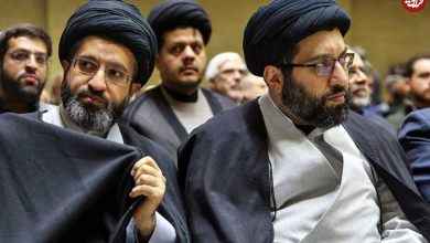 عکس؛ سفر به تاریخ؛ «سید میثم و سید مسعود خامنه‌ای» در مراسم تودیع دولت هاشمی؛ سال 1376