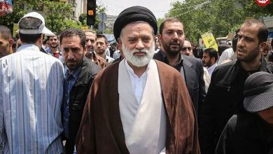 عکس؛ سفر به تاریخ؛ «سید مصطفی خامنه‌ای» در حال احوالپرسی با «سردار سلیمانی» در یک مراسم؛ سال 96