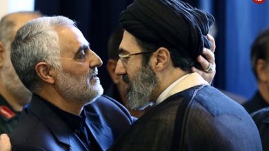 عکس؛ سفر به تاریخ؛ «سید مجتبی خامنه‌ای، فرزند رهبر انقلاب» در 12 سالگی در کنار پدر؛ دهۀ 60