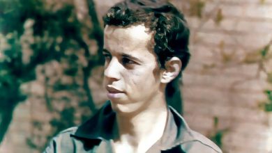 عکس؛ سفر به تاریخ؛ «شهید حسن باقری» (برادر سرلشکر باقری) قبل از انقلاب پشت نیمکت مدرسه