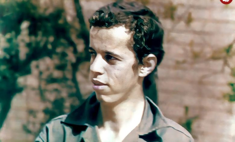 عکس؛ سفر به تاریخ؛ «شهید حسن باقری» (برادر سرلشکر باقری) قبل از انقلاب پشت نیمکت مدرسه