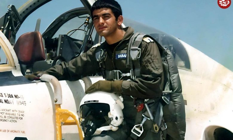 عکس؛ سفر در زمان؛ «عباس بابایی» با لباس خلبانی در کنار 6 همکار دیگرش؛ دهه 50 عکس؛ سفر در زمان؛ «عباس بابایی» با لباس خلبانی در کنار 6 همکار دیگرش؛ دهه 50