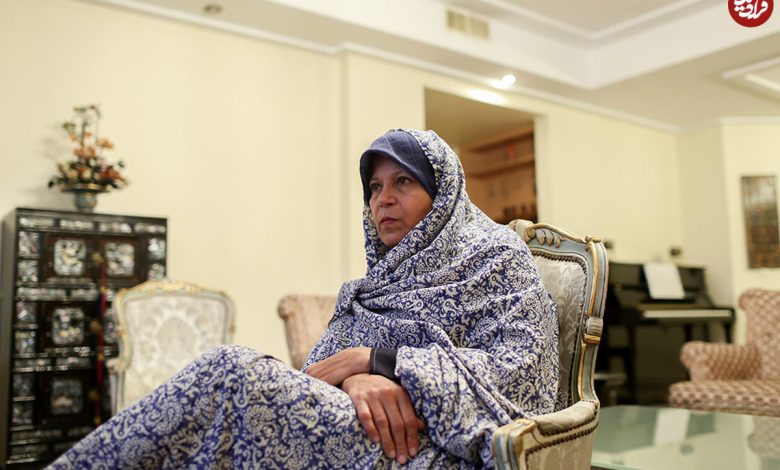 عکس؛ سفر در زمان؛ «فائزه هاشمی» در 36 سالگی در دفتر کارش؛ سال 1377 عکس؛ سفر در زمان؛ «فائزه هاشمی» در 36 سالگی در دفتر کارش؛ سال 1377