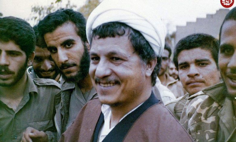 عکس؛ سفر در زمان؛ «هاشمی رفسنجانی در حال بوسه زدن بر تابوت پیکر عباس دوران»؛ سال 81