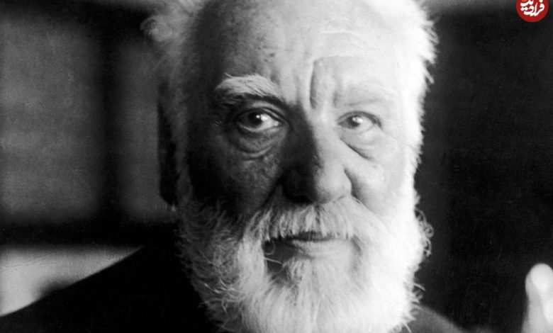 عکس؛ سفر در زمان؛ «گراهام بل» در حال افتتاح خط تلفن نیویورک-شیکاگو؛ سال 1271