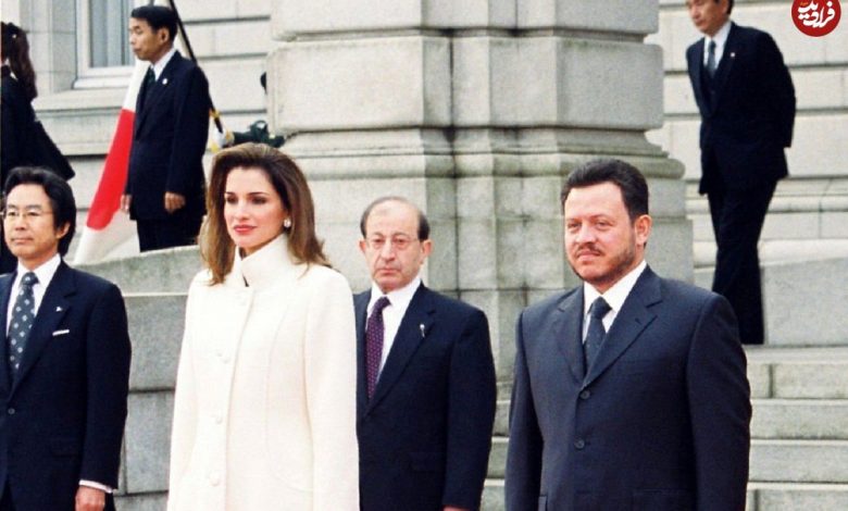 عکس؛ سفر در زمان؛ «پادشاه اردن در حال خوردن بره کامل با ارتشی ها»؛ سال 1378 عکس؛ سفر در زمان؛ «پادشاه اردن در حال خوردن بره کامل با ارتشی ها»؛ سال 1378