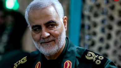 عکس؛ سفر به تاریخ؛ تیپ متفاوت «سردار سلیمانی» با کلاه و عینک آفتابی در یک منظرۀ برفی