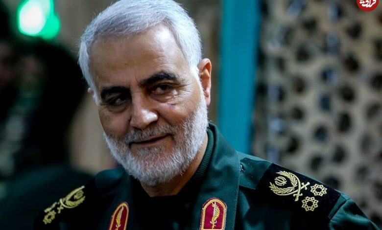 عکس؛ سفر به تاریخ؛ تیپ متفاوت «سردار سلیمانی» با کلاه و عینک آفتابی در یک منظرۀ برفی عکس؛ سفر به تاریخ؛ تیپ متفاوت «سردار سلیمانی» با کلاه و عینک آفتابی در یک منظرۀ برفی