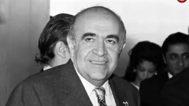 عکس؛ سفر به تاریخ؛ «هویدا» در حال بوسیدن دست «فاطمه پهلوی» خواهر شاه؛ دهۀ 1340