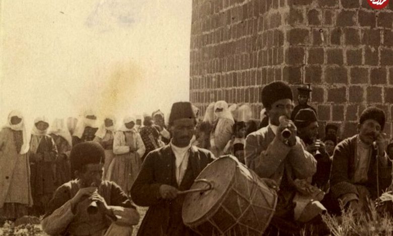 عکس؛ سفر به تاریخ؛ رقص پسرها با لباس دخترانه در ارومیه؛ 130 سال قبل عکس؛ سفر به تاریخ؛ رقص پسرها با لباس دخترانه در ارومیه؛ 130 سال قبل
