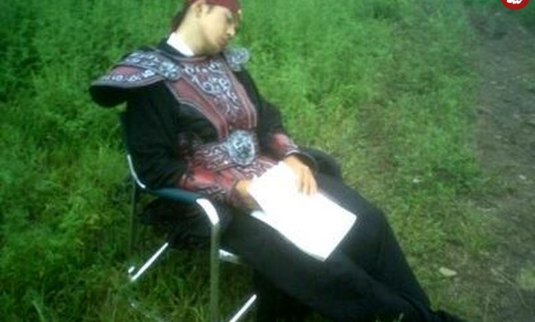 عکس؛ سفر به تاریخ؛ «سونگ ایل گوک» در حال تمرین دیالوگ‌هایش در پشت‌صحنه سریال جومونگ