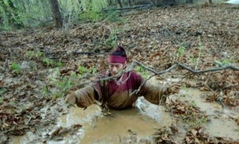 عکس؛ سفر در زمان؛ پشت‌صحنۀ غرق شدن «جومونگ» در باتلاق؛ سال 2006