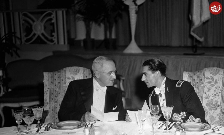 عکس؛ سفر در زمان؛ گشت و گذار «محمدرضا پهلوی و همسر سوم اش» در کنار اهرام ثلاثه مصر؛ دهه 50 عکس؛ سفر در زمان؛ گشت و گذار «محمدرضا پهلوی و همسر سوم اش» در کنار اهرام ثلاثه مصر؛ دهه 50