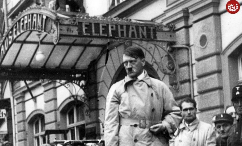 عکس؛ سفر در زمان؛ «آدولف هیتلر در حال دست دادن با یک پیرمرد آلمانی»؛ سال 1312 عکس؛ سفر در زمان؛ «آدولف هیتلر در حال دست دادن با یک پیرمرد آلمانی»؛ سال 1312