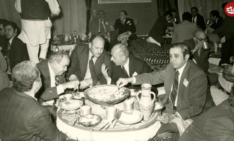 عکس؛ سفر در زمان؛ «نمایندگان مجلس اردن» در حال خوردن یک گوسفند کامل؛ سال 1342 عکس؛ سفر در زمان؛ «نمایندگان مجلس اردن» در حال خوردن یک گوسفند کامل؛ سال 1342