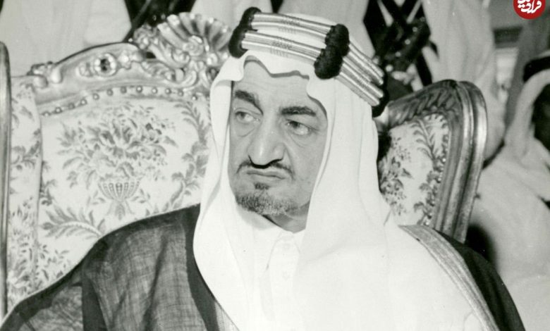 عکس؛ سفر در زمان؛ «سومین پادشاه عربستان در حال رژه رفتن با شمشیر»؛ سال 1333 عکس؛ سفر در زمان؛ «سومین پادشاه عربستان در حال رژه رفتن با شمشیر»؛ سال 1333