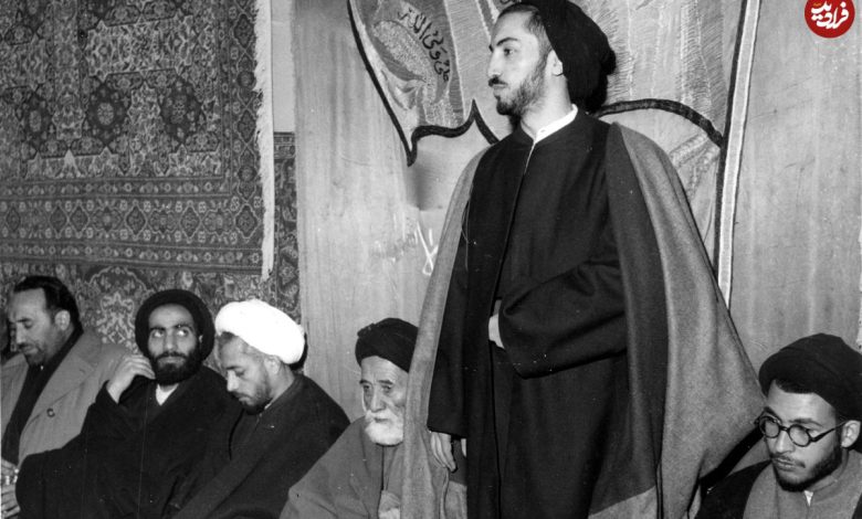 عکس؛ سفر در زمان؛ «نوابصفوی، رهبر فدائیان اسلام» در میان دو پاسبان؛ سال 1334 عکس؛ سفر در زمان؛ «نوابصفوی، رهبر فدائیان اسلام» در میان دو پاسبان؛ سال 1334