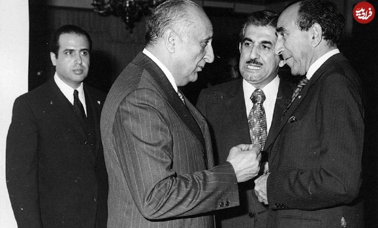 عکس؛ سفر در زمان؛ «رئیس سوم ساواک در حال سکه گرفتن از شاه»؛ دهه 40 عکس؛ سفر در زمان؛ «رئیس سوم ساواک در حال سکه گرفتن از شاه»؛ دهه 40