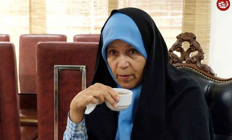 عکس؛ سفر در زمان؛ «فائزه هاشمی» در 35 سالگی در یک نشست خبری؛ سال 1376 عکس؛ سفر در زمان؛ «فائزه هاشمی» در 35 سالگی در یک نشست خبری؛ سال 1376