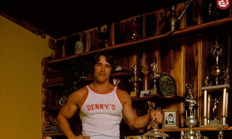 عکس؛ سفر در زمان؛ «آرنولد» در حال فیگور گرفتن در دهمین مسترالمپیا؛ سال 1353 عکس؛ سفر در زمان؛ «آرنولد» در حال فیگور گرفتن در دهمین مسترالمپیا؛ سال 1353