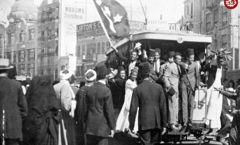 عکس؛ سفر در زمان؛ «سه بانوی جوان مصری در حال عبور از خیابان های قاهره»؛ سال 1335 عکس؛ سفر در زمان؛ «سه بانوی جوان مصری در حال عبور از خیابان های قاهره»؛ سال 1335