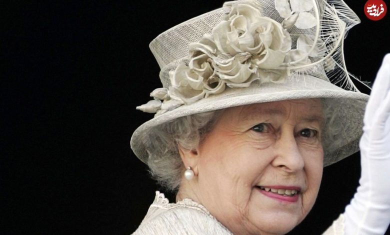 عکس؛ سفر در زمان؛ «الیزابت دوم، ملکه انگلیس در حال اسب سواری با لباس نظامی»؛ سال 1326