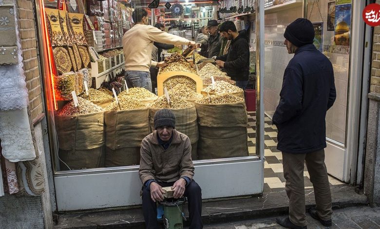 عکس؛ سفر در زمان؛ ظاهر «یک مغازه آجیل فروشی و صاحب اش» در اصفهان؛ سال 55 عکس؛ سفر در زمان؛ ظاهر «یک مغازه آجیل فروشی و صاحب اش» در اصفهان؛ سال 55