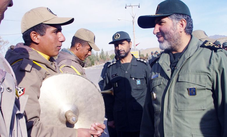 عکس؛ سفر در زمان؛ «احمد کاظمی و سردار سلیمانی» سر سفره ناهار؛ اواخر دهه 60 عکس؛ سفر در زمان؛ «احمد کاظمی و سردار سلیمانی» سر سفره ناهار؛ اواخر دهه 60