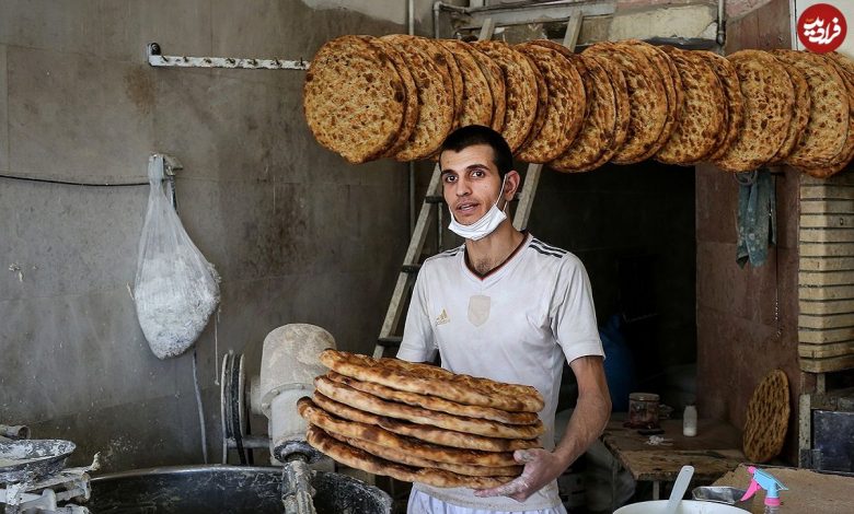 عکس؛ سفر در زمان؛ «نانوای جوان در حال پخت نان بربری» در تهران؛ سال 54 عکس؛ سفر در زمان؛ «نانوای جوان در حال پخت نان بربری» در تهران؛ سال 54