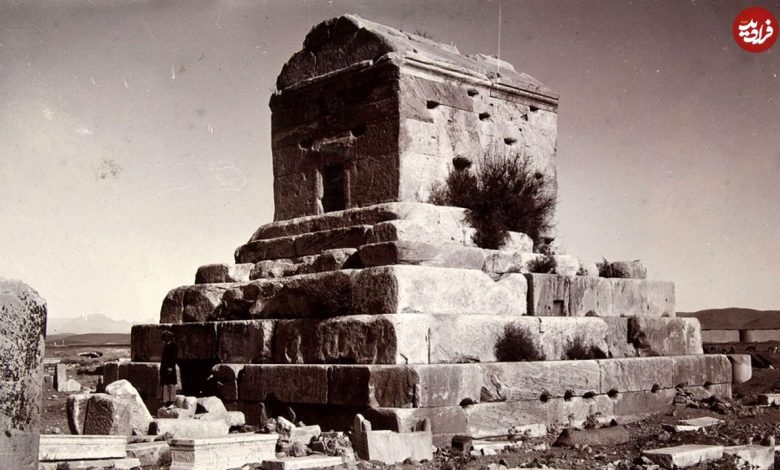 عکس؛ سفر به تاریخ؛ عکس یادگاری مردان قاجاری بر روی «مقبرۀ کوروش» عکس؛ سفر به تاریخ؛ عکس یادگاری مردان قاجاری بر روی «مقبرۀ کوروش»