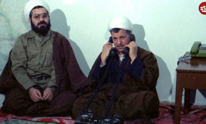 عکس؛ سفر در زمان؛ «حسن روحانی در حال نماز خواندن پشت سر رهبر انقلاب»؛ سال 58