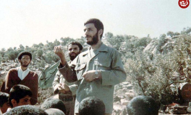 عکس؛ سفر در زمان؛ شهید همت در حال صرف ناهار در سنگر؛ اوایل دهه ۶۰