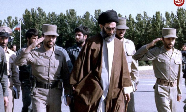 عکس؛ سفر در زمان؛ رهبر انقلاب در لباس ارتش و در حال گفتگو با برخی فرماندهان ارتش در جبهه؛ دهه 60 عکس؛ سفر در زمان؛ رهبر انقلاب در لباس ارتش و در حال گفتگو با برخی فرماندهان ارتش در جبهه؛ دهه 60