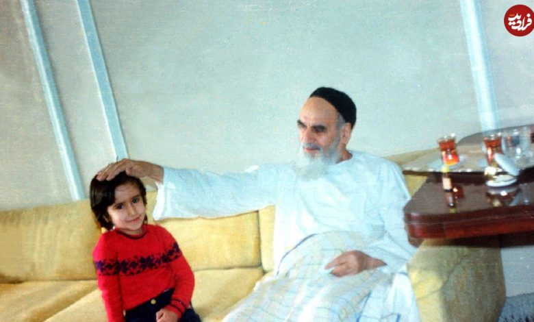 عکس؛ سفر در زمان؛ «امام خمینی در کنار نوادهاش سیدحسن خمینی»؛ سال 58 عکس؛ سفر در زمان؛ «امام خمینی در کنار نوادهاش سیدحسن خمینی»؛ سال 58