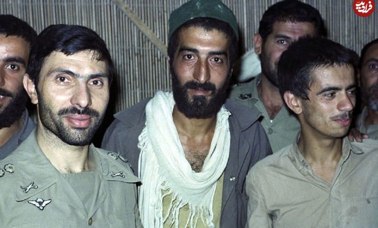 عکس؛ سفر در زمان؛ «صیاد شیرازی و محسن رضایی در حال گفتگو با جمعی از فرماندهان ارتش و سپاه در ایام جنگ»؛ دهه 60 عکس؛ سفر در زمان؛ «صیاد شیرازی و محسن رضایی در حال گفتگو با جمعی از فرماندهان ارتش و سپاه در ایام جنگ»؛ دهه 60