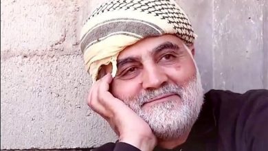 ببینید؛ سفر به تاریخ؛ «سردار سلیمانی» در حال تماشای بازی فوتبال از جایگاه تماشاچیان