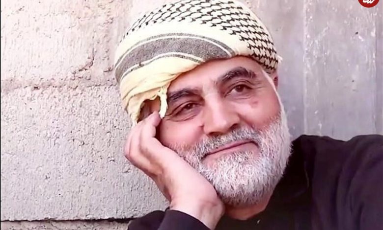 ببینید؛ سفر به تاریخ؛ «سردار سلیمانی» در حال تماشای بازی فوتبال از جایگاه تماشاچیان ببینید؛ سفر به تاریخ؛ «سردار سلیمانی» در حال تماشای بازی فوتبال از جایگاه تماشاچیان