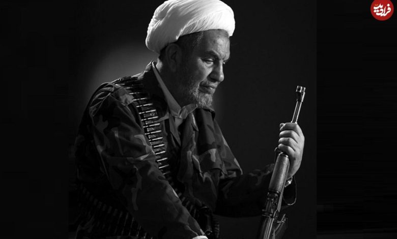 عکس؛ سفر به تاریخ؛ عکس خاص «آیتالله حسنی، امام جمعه ارومیه» با کلت کمری در جبهه عکس؛ سفر به تاریخ؛ عکس خاص «آیتالله حسنی، امام جمعه ارومیه» با کلت کمری در جبهه