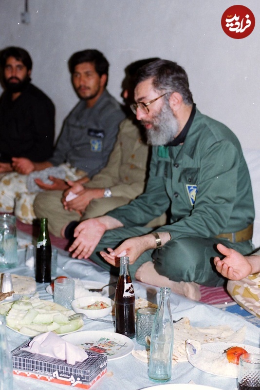 عکس؛ سفر به تاریخ؛ «رهبر انقلاب» با لباس پاسداری بر سر سفرۀ غذا در جبهه؛ سال 1367