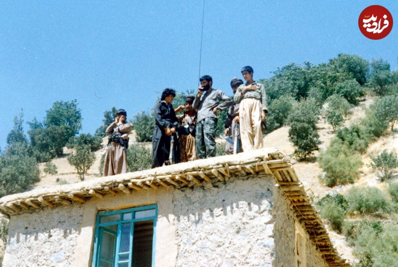 عکس؛ سفر به تاریخ؛ «حاج احمد متوسلیان» و همرزمانش روی پشت‌بام یک خانه در کردستان؛ سال 1360