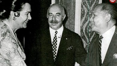 عکس؛ سفر به تاریخ؛ «هژبر یزدانی، ابرسرمایه‌دار دوره پهلوی» در حال دستبوسی «عروس رضاخان»