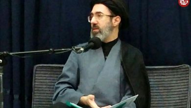 عکس؛ سفر به تاریخ؛ «سید مجتبی خامنه‌ای» در مراسم ترحیم پدر «سردار سلیمانی»؛ سال 96