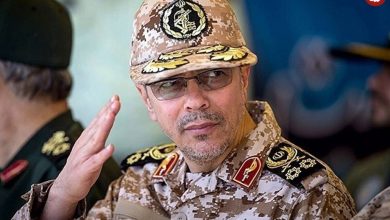 عکس؛ سفر به تاریخ؛ «سرلشکر باقری» در اتوبوس در حال اعزام به جبهه؛ دهۀ 60