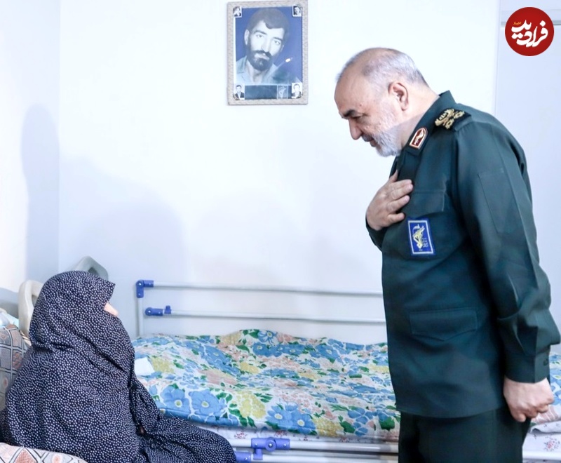 عکس؛ سفر در زمان؛ ادای احترام «سردار سلامی» به مادر شهید؛ سال 1402