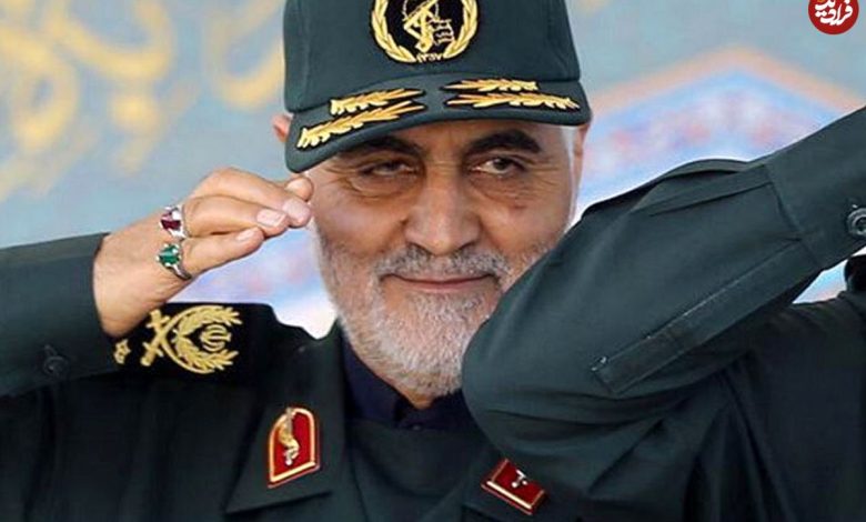 عکس؛ سفر به تاریخ؛ شادمانی و لبخند پیروزمندانۀ «حاج قاسم سلیمانی» در میدان نبرد علیه داعش