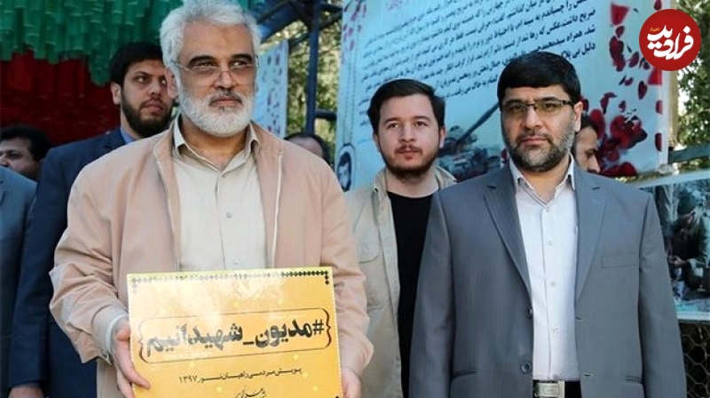 عکس؛ سفر به تاریخ؛ «دکتر طهرانچی، رئیس دانشگاه آزاد» در اردوی راهیان نور با یک تابلوی خاص؛ سال 1397