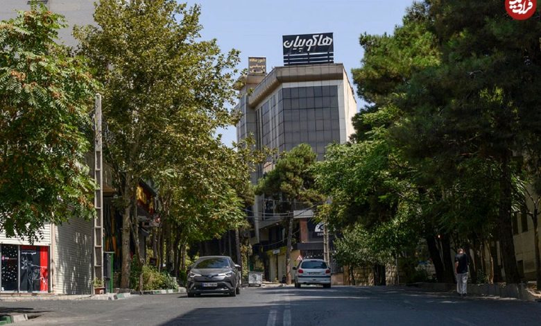 عکس؛ سفر در زمان؛ «داروخانه سلطنت آباد، دو بادکنک فروش و پلیس راهور» در دهه 50 عکس؛ سفر در زمان؛ «داروخانه سلطنت آباد، دو بادکنک فروش و پلیس راهور» در دهه 50