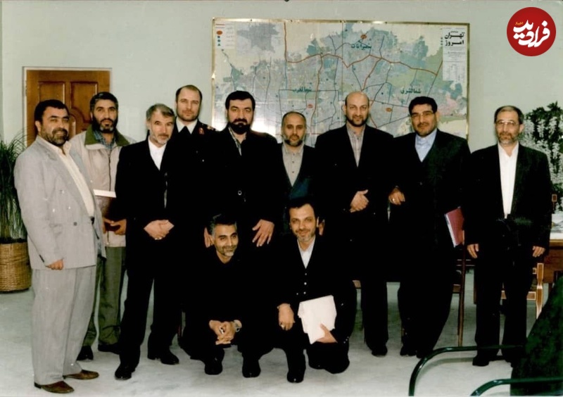 0-1 عکس؛ سفر به تاریخ؛ «حاج قاسم، سردار رشید، قالیباف، رضایی و شمخانی» در یک عکس دستهجمعی؛ دهۀ 80