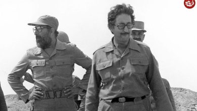 عکس؛ سفر به تاریخ؛ «بنی‌صدر، چمران و فرماندهان ارتش» در اتاق جنگ در حال بررسی یک نقشه؛ سال 59