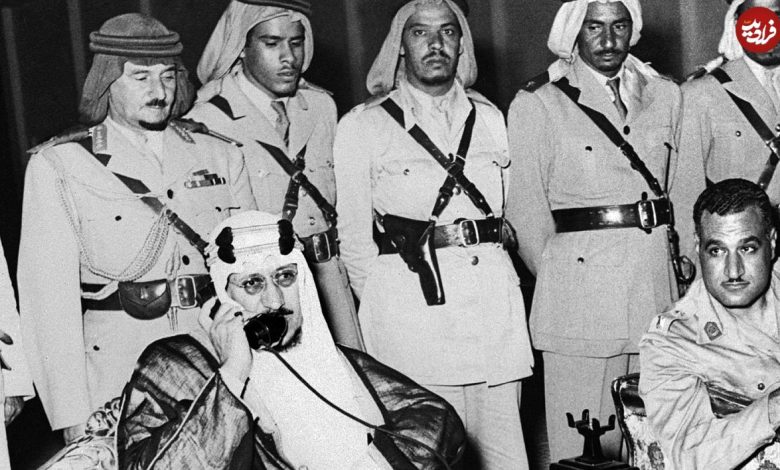 عکس؛ سفر در زمان؛ «دومین پادشاه عربستان و مهمانان در حال خوردن 3 بره کامل»؛ سال 1334 عکس؛ سفر در زمان؛ «دومین پادشاه عربستان و مهمانان در حال خوردن 3 بره کامل»؛ سال 1334